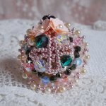 Bague Bohème avec cristaux : cabochons, perles rondes, nacrées, toupies à laquelle s’ajoute des facettes de bohème, rocailles Miyuki , sequins en forme de fleurs sur bague filigranée en laiton 